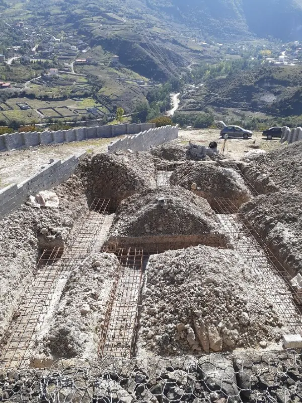 گودبرداری و پی ریزی ویلا در زمین کوهستانی